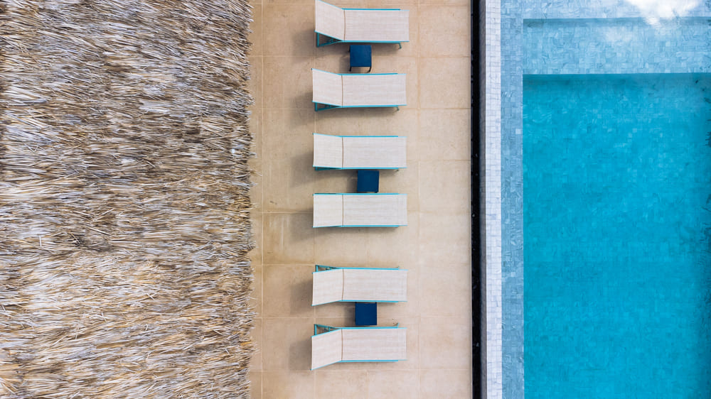 revestimento pedra natural piscina azul