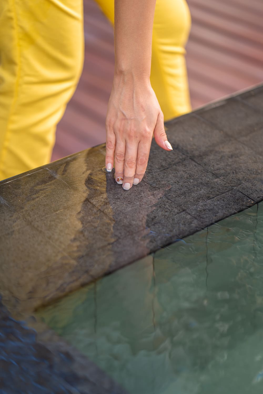 PEDRA MAVRO SERRADA 10x10 CM