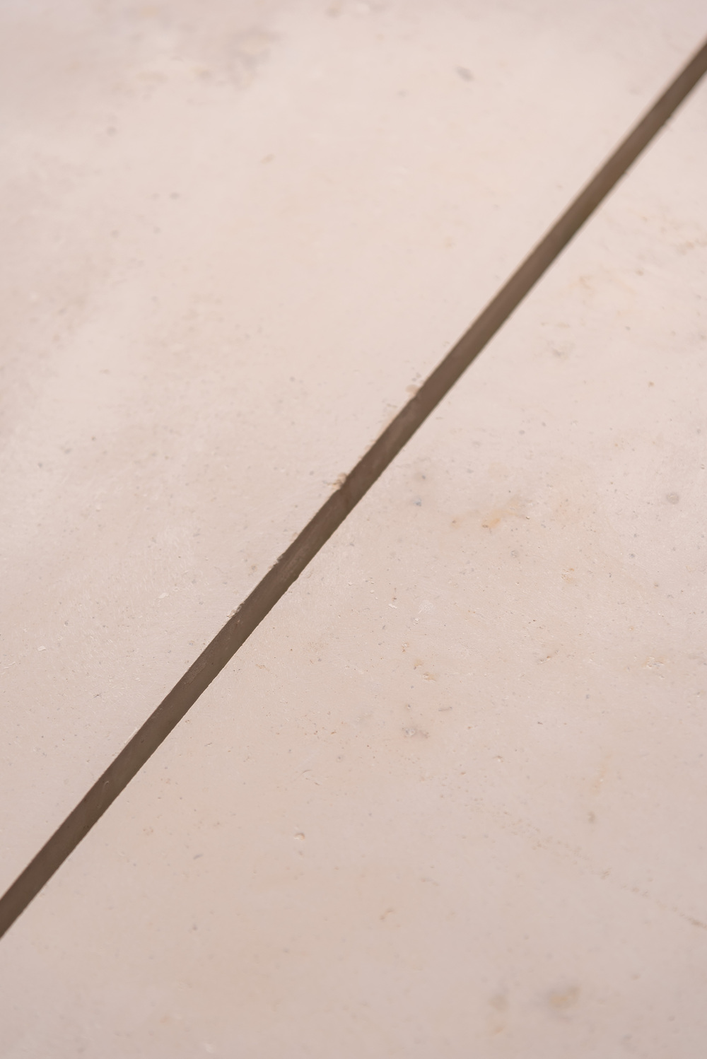 PISO TRAVERTINO CREMA SAHARA 40X60 ESP. 2CM