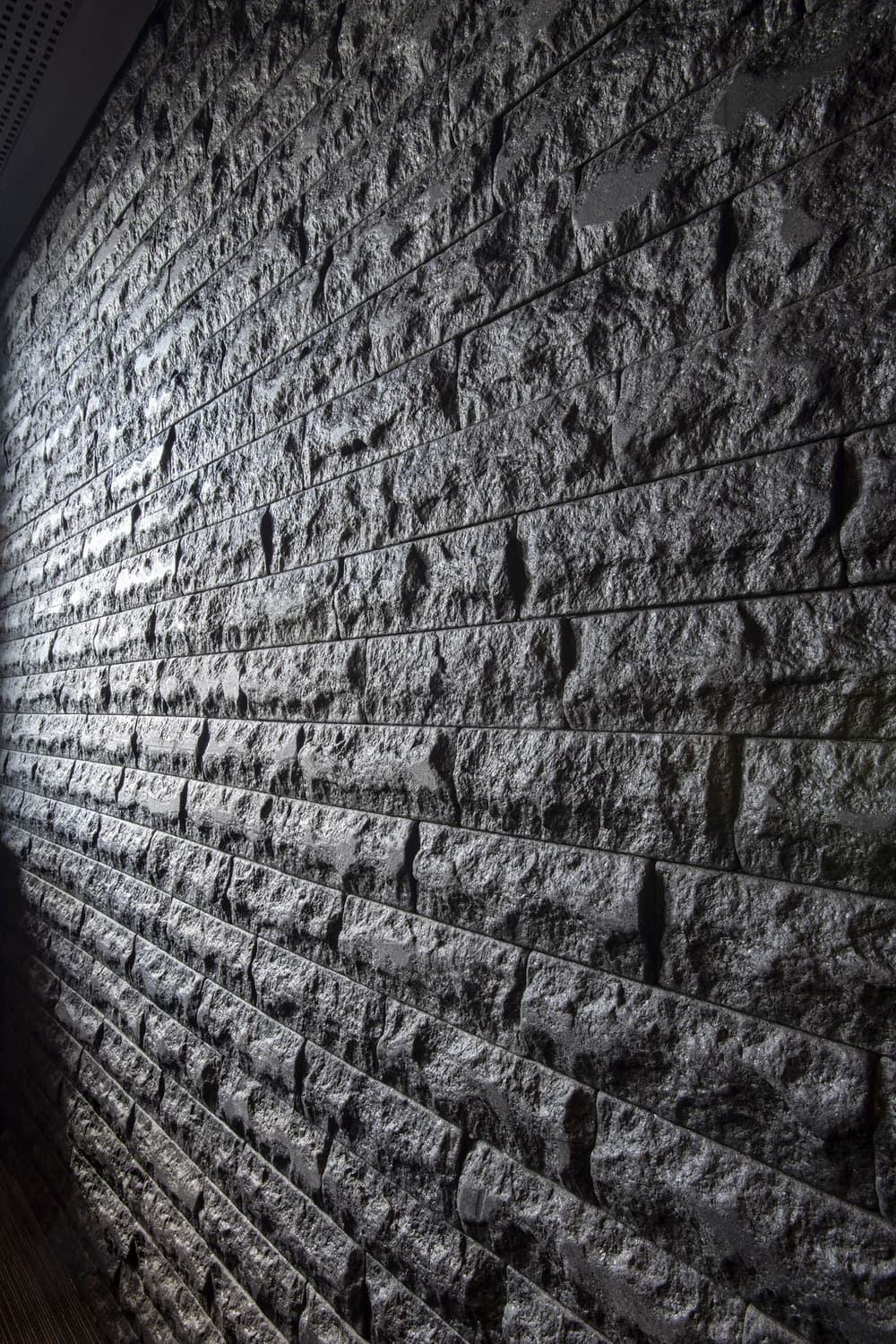 REVESTIMENTO PEDRA NERO ABSOLUTO ROCK FACE ANTIQUE 30x10 CM